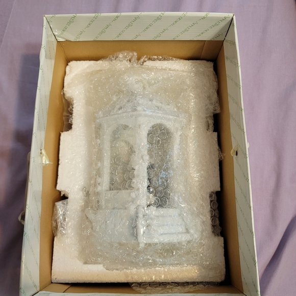 Wedding Couple in Gazebo - Picture 8 of 14